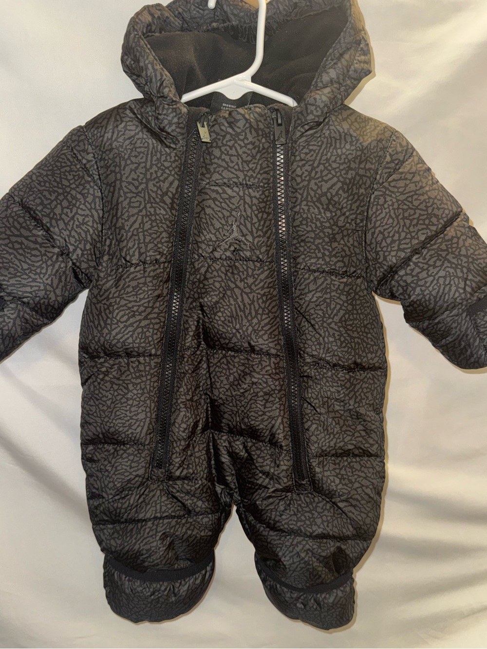 Baby Jordan Black Patterned Puffer Snowsuit SZ 6-9 months